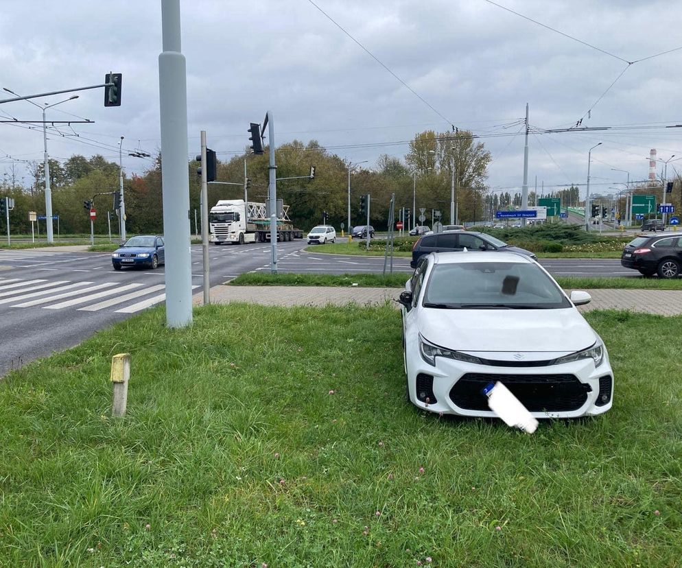 Suzuki wjechało na chodnik. Potrącony został mężczyzna, który prowadził wózek z dzieckiem