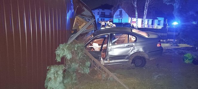 Polanka Wielka. 30-latek stracił panowanie nad bmw i wbił się w cudzy garaż. Uszkodził dwa inne pojazdy