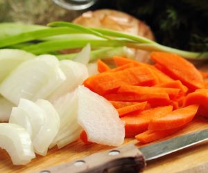 Aromatyczna marchewka duszona z curry i cebulą - ożywi ciało i duszę