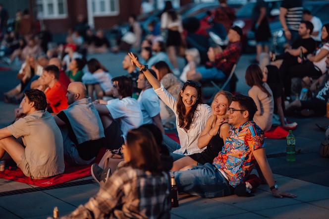 Tłumy ludzi i świetna atmosfera. Wystartowało plenerowe Kino Letnie w Centrum Historii Zajezdnia [GALERIA]