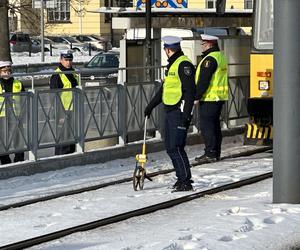 Potrącenia pieszej przez tramwaj na przystanku Ratusz-Arsenał