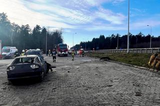Wypadek na trasie S7. Samochód dachował podczas zjazdu na stację paliw