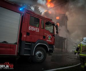 Potężny pożar budynku niedaleko szkoły. Płomienie buchały na kilkanaście metrów