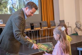 Plac Trzech Krzyży - drzewa mają swoich patronów 