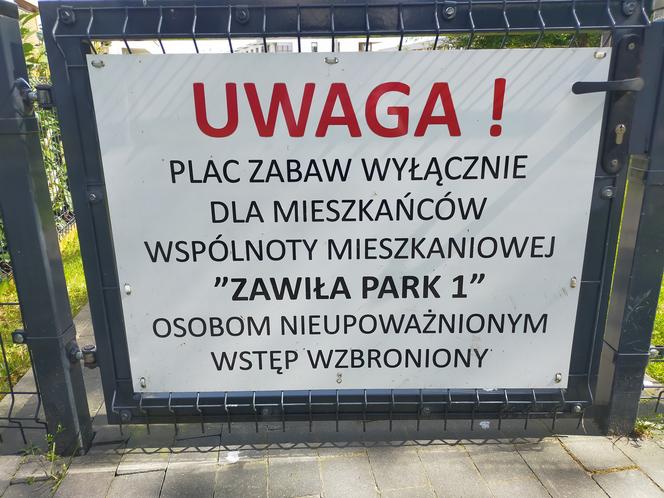 Plac zabaw dla wybranych? W Krakowie pojawiają się tabliczki o zakazie wstępu dla niektórych dzieci