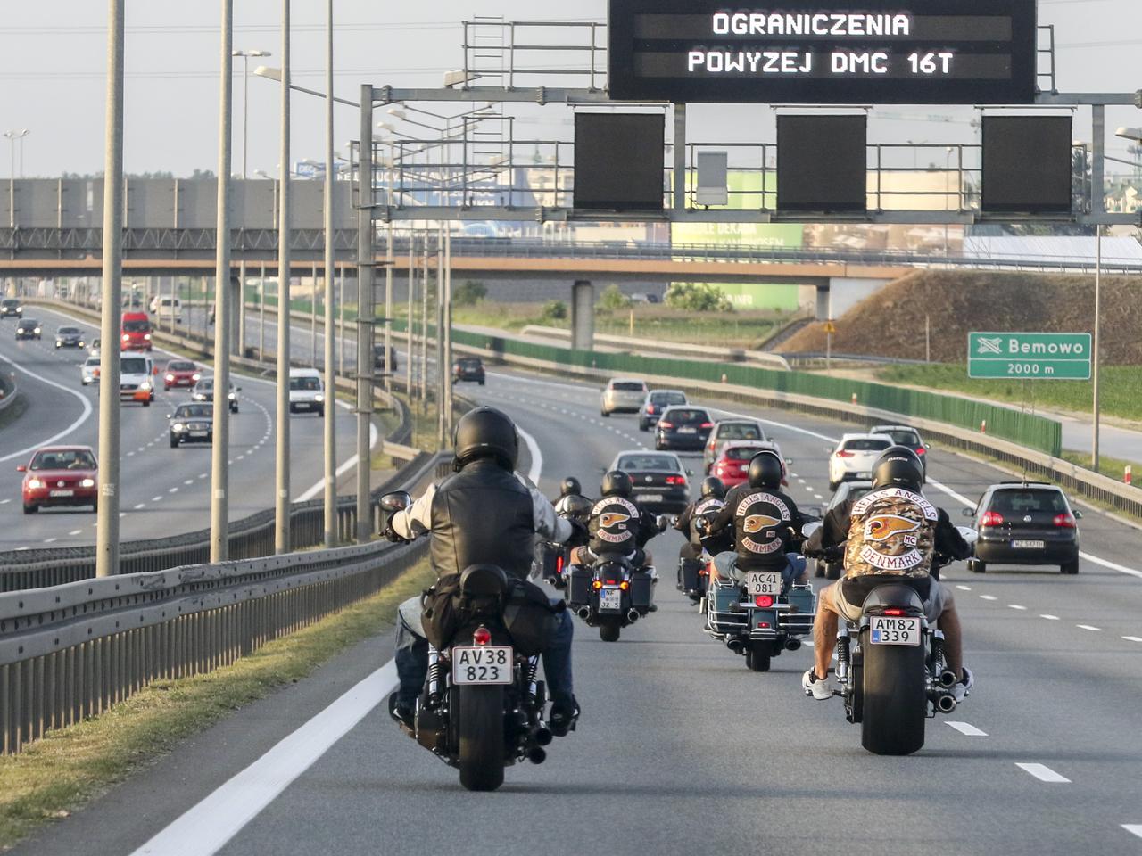 Policjanci pilnują gangu na motocyklach