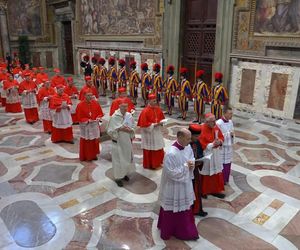 Z OSTATNIEJ CHWILI: Rozpoczęło się konklawe 2025 – kardynałowie złożyli przysięgę w Kaplicy Sykstyńskiej