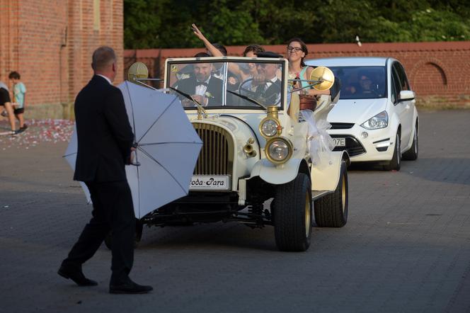 PAWEŁ SZAKIEWICZ ROLNIK Z PROGRAMU "ROLNIK SZUKA ŻONY" WZIĄŁ ŚLUB W BAZYLICE W BRANIEWIE