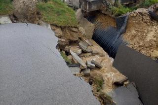 Nawałnice i burze w Świętokrzyskiem. Ponad 200 interwencji strażaków. Droga w Ćmielowie całkowicie zniszczona [ZDJĘCIA].