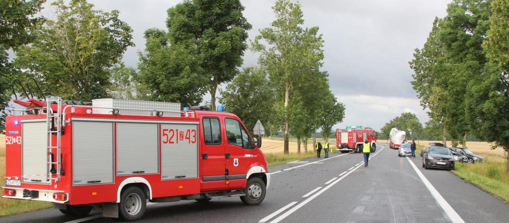 Noskowo. Koszmarny wypadek. Audi rozbiło się na drzewie. Dwie osoby nie żyją