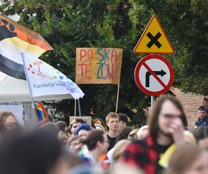 VI Toruński Marsz Równości. Przeciwnicy modlili się w centrum