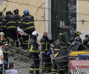 Katastrofa kolejki turystycznej! Wypadła z szyn i gruchnęła w budynek. Co najmniej 15 osób nie żyje!