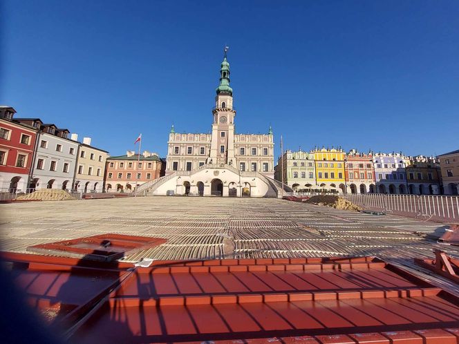 Przed ratuszem w Zamościu trwają dalsze prace przy budowie lodowiska