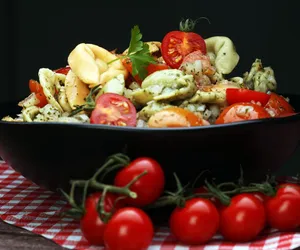 Grecka sałatka z dodatkiem tortellini i pesto z suszonych pomidorów. Miks tradycji, który świetnie się sprawdza