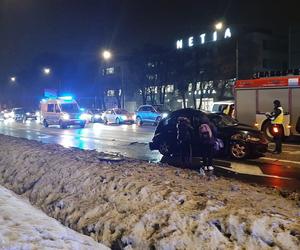 Karambol na Puławskiej. 6 aut rozbitych, dwie osoby ranne. Totalny paraliż