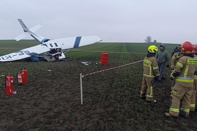 Awionetka runęła na pole pod Chełmnem! Dwie osoby trafił do szpitala [ZDJĘCIA]