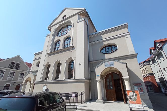 Obecnie pełni rolę muzeum, dawniej była największą synagogą w Wielkopolsce. Budynek przy ul. Narutowicza w Lesznie kryje wiele tajemnic [ZDJĘCIA/AUDIO]