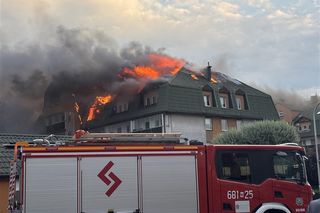 Pożar budynku wielorodzinnego w Ząbkach. Mieszkańcy ruszyli z pomocą
