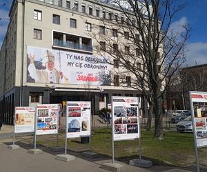 Gdańska Solidarność broni Jana Pawła II. Pojawiła się niezwykła wystawa o papieżu
