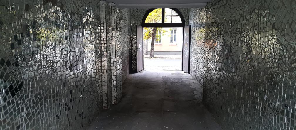 Lusterka zdobią bramę w centrum Bydgoszczy
