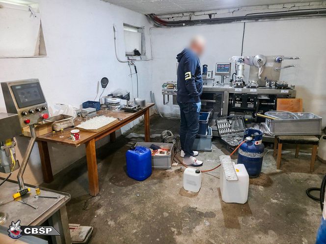 CBŚP rozbiło gigantyczną fabrykę leków