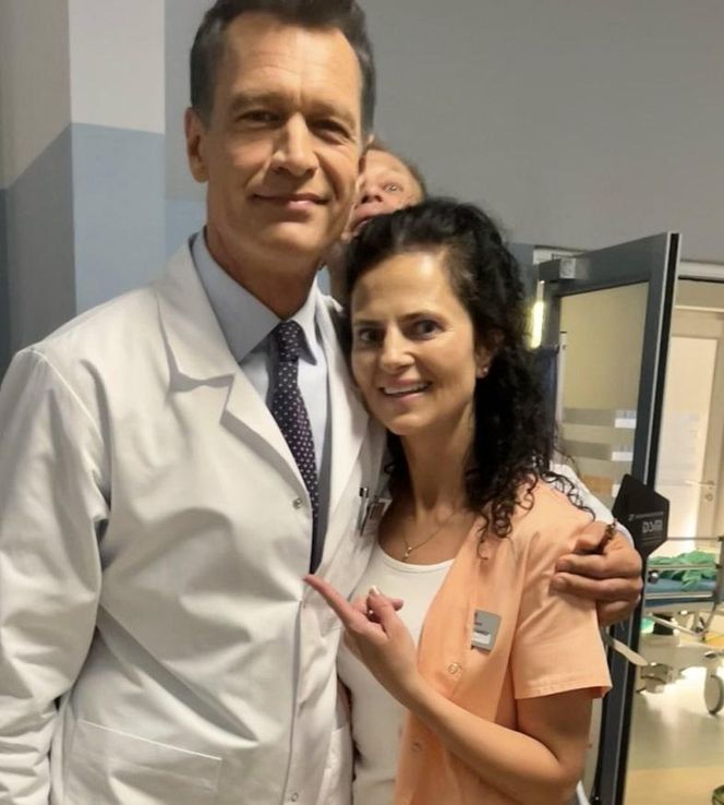 Na dobre i na złe na planie. Asia (Joanna Pach-Żbikowska), Falkowicz (Michał Żebrowski)