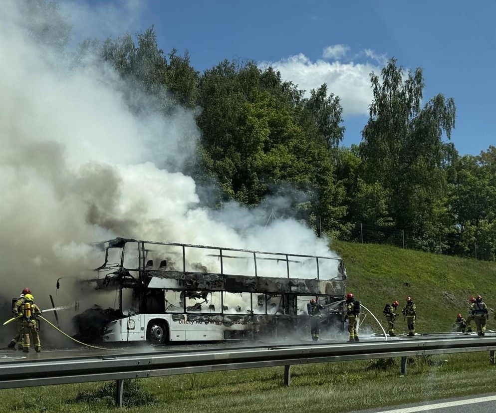 Autokar stanął w ogniu na A4