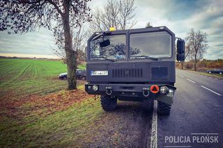 Wypadek bmw i wojskowej ciężarówki! Osobówka runęła do rowu