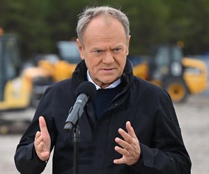 iebrowo, 15.10.2025. Premier RP Donald Tusk podczas wizyty na miejscu planowanej budowy pierwszej polskiej elektrowni jądrowej Lubiatowo – Kopalino w Biebrowie (woj. pomorskie)