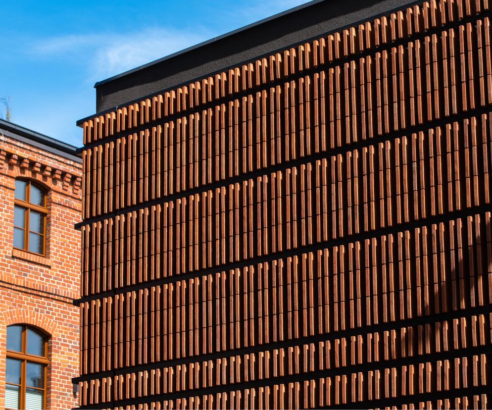 Detale elewacji Hospicjum CARITAS Archidiecezji Warmińskiej w Olsztynie, łączące historyczną cegłę z nowoczesną okładziną z kształtek ceramicznych, to przykład dbałości o detale architektoniczne, o czym piszemy na Architektura Murator Plus.