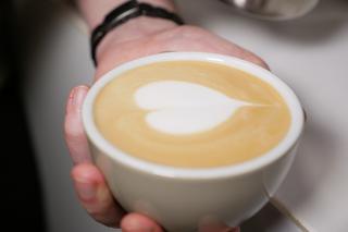 Jak zrobić serduszko na kawie w domowych warunkach? Mistrzyni świata baristów radzi krok po kroku, jak zrobić walentynkowe latte art 