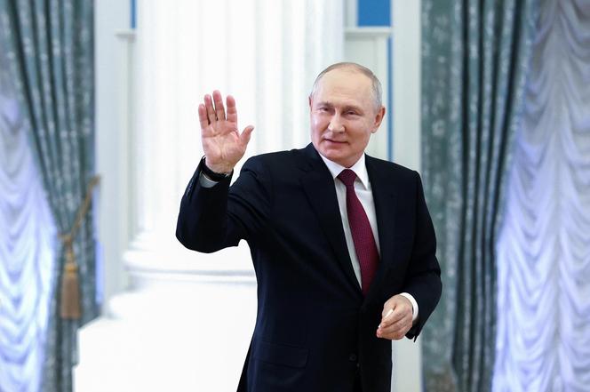 Co się dzieje z twarzą Putina?! "Kości policzkowe się rozchodzą". Szokujący widok