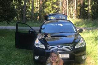 Joanna Moro kuca w lesie