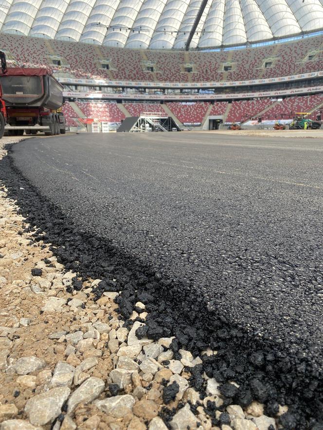 Asfaltowa droga na płycie PGE Narodowego 