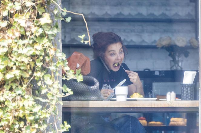 Małgorzata Socha stroi miny przy bajglu