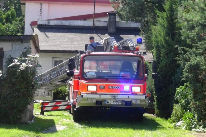 Koszmar w Łomiankach. Mężczyzna zmarł na dachu domu 