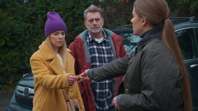 Na sygnale odc. 669. Inspektor Urszula Krzaklewska (Małgorzata Tuszyńska), Basia (Anna Wysocka), Wiktor Banach (Wojciech Kuliński)