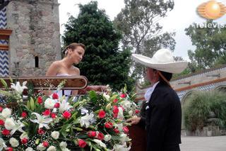 Nieposkromiona miłość (Amor bravio). Ślub Camili (Silvia Navarro) i Daniela (Cristian de la Fuente)