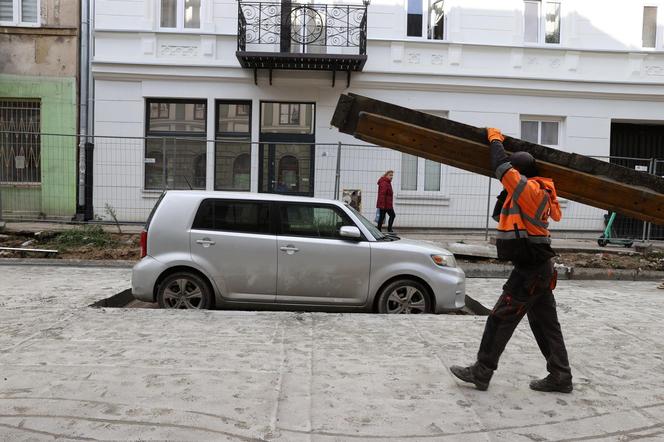 "Zabetonowane" auto z Łodzi zniknęło i się odnalazło. Straż miejska chce ukarać właścicieli.