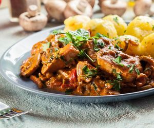 Z łopatki wieprzowej i pieczarek robię wyśmienity gulasz. Syci, rozgrzewa i dodaje energii 