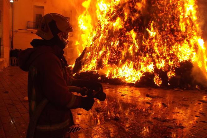 Siemianowice Śląskie: W nocy podpalono meble stojące przed kamienicą! Ogień był naprawdę spory [WIDEO]