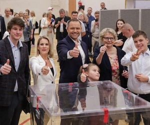 Karol Nawrocki z rodziną. Jego córka skradła show na wieczorze wyborczym