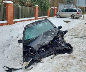 W Wąchocku bus zderzył się z osobówką. Kobieta w ciąży zabrana do szpitala