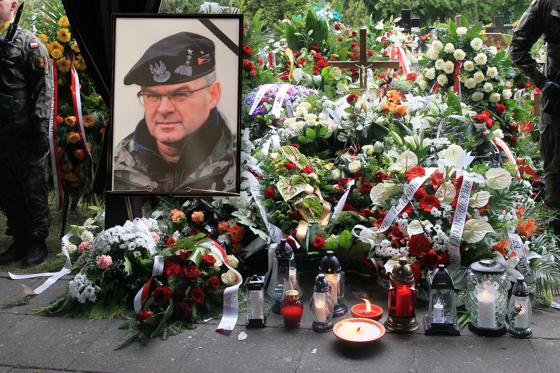 Ostatnia droga gen. Waldemara Skrzypczaka. Grób utonął w kwiatach