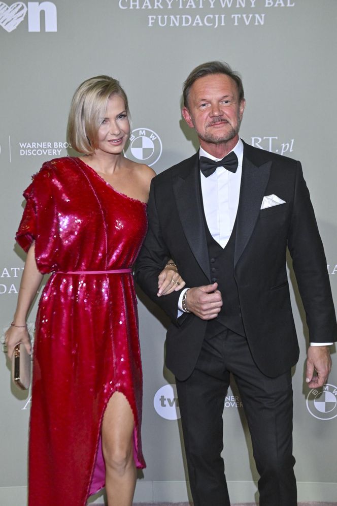 Edyta Pazura uciekła z Polski. Zamiast w sukienkę wskoczyła w kołdrę!