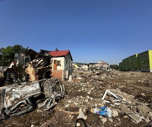 Stronie Śląskie strażacy szukają ludzi w samochodach i budynkach