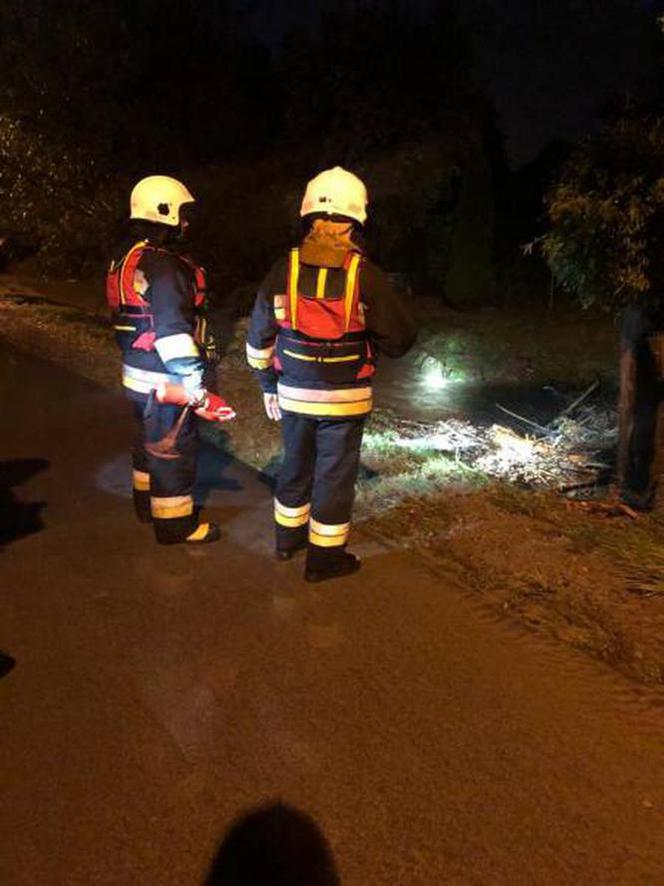 Pracowity wieczór i noc sądeckich strażaków. To przez burze deszcze i grad 