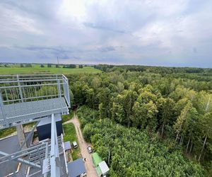 To najwyższa wieża widokowa w warmińsko-mazurskim. Trzeba pokonać niemal 200 schodów. Zobacz zdjęcia