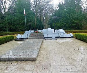 Pomnik Tym, którzy nie powrócili z morza przed renowacją