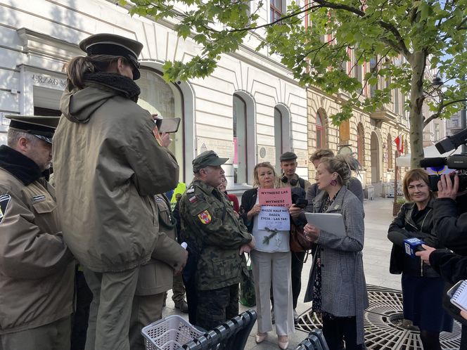 Wielki protest pod urzędem miasta w Łodzi. "Broń lasów Lublinka"